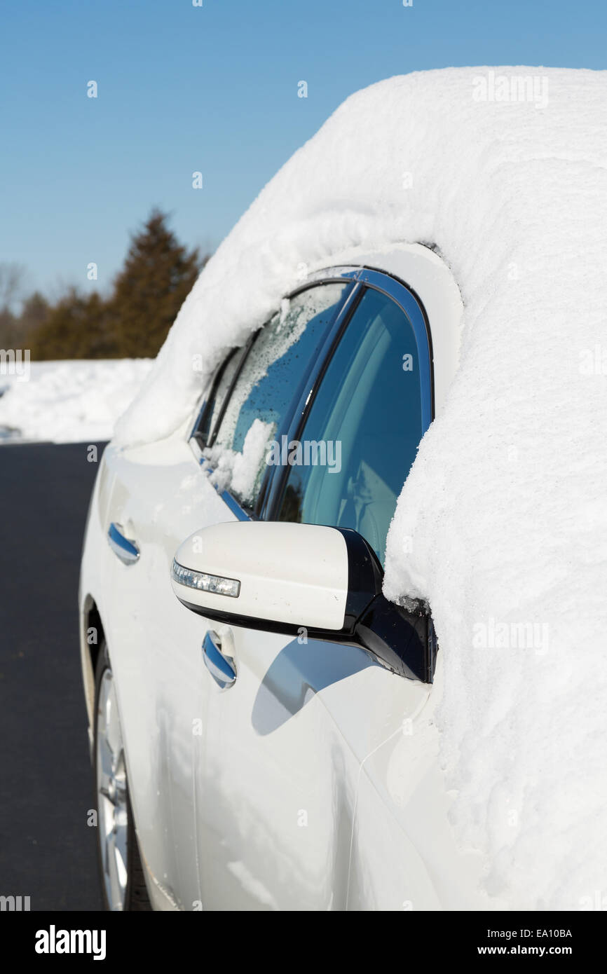 Tiefen Schnee auf weißen Auto in Fahrt Stockfoto