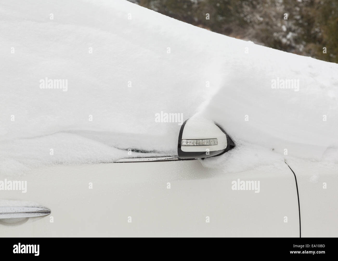 Tiefen Schnee auf weißen Auto in Fahrt Stockfoto