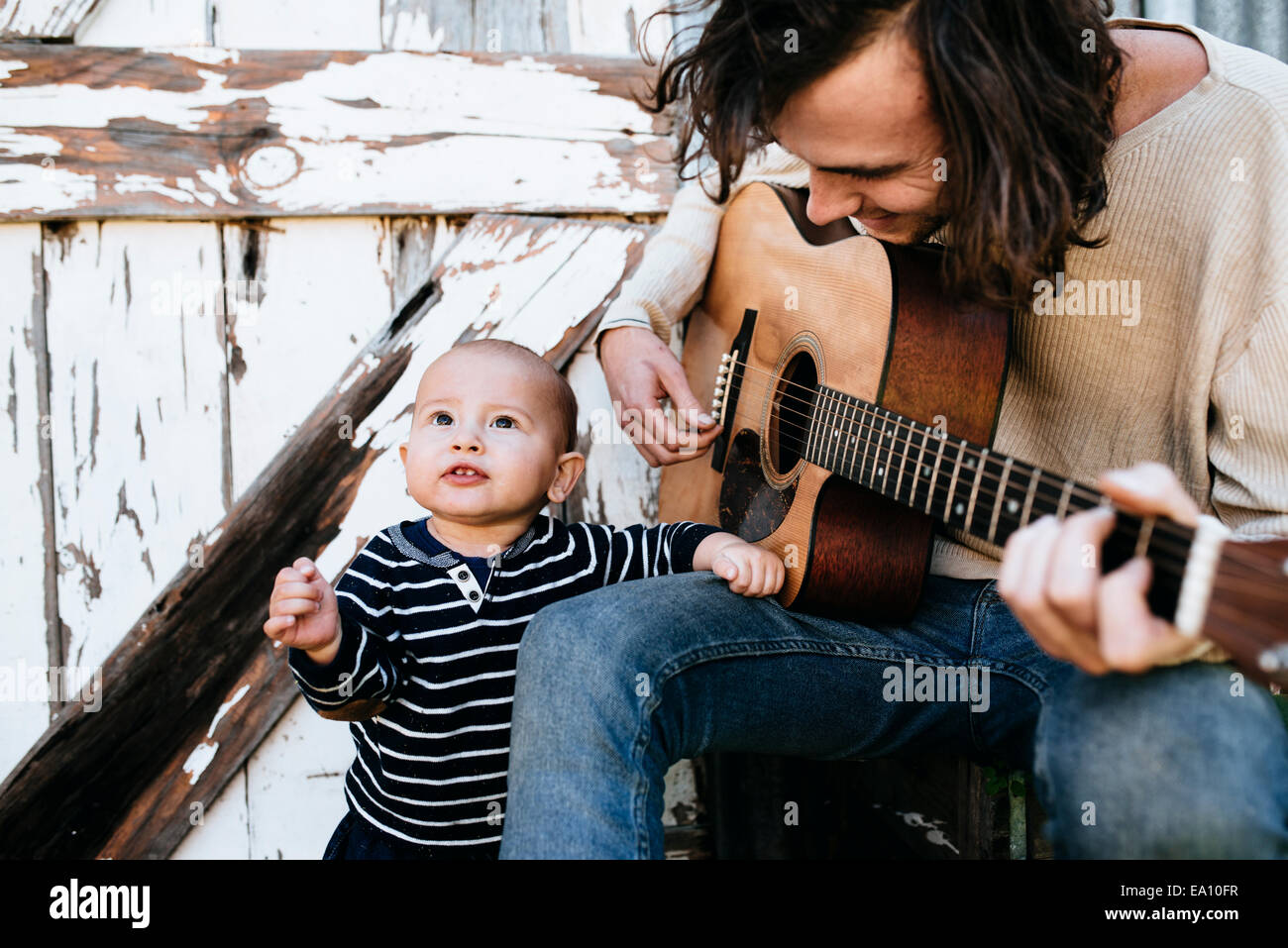Unterhaltsame Vater Sohn mit Gitarre Stockfoto