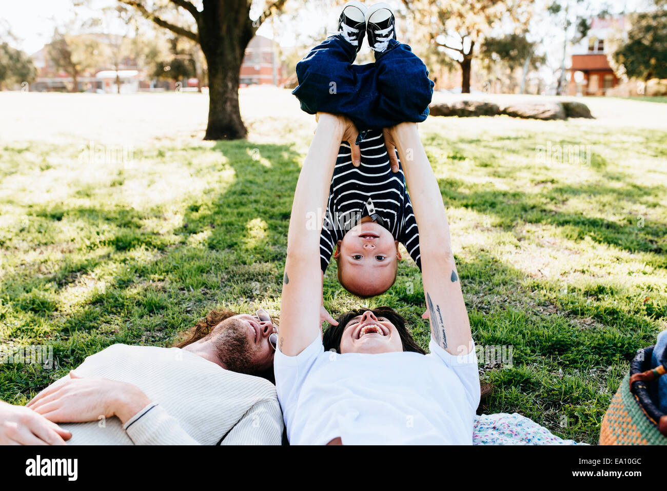 Paar mit Baby auf der Picknickdecke im park Stockfoto