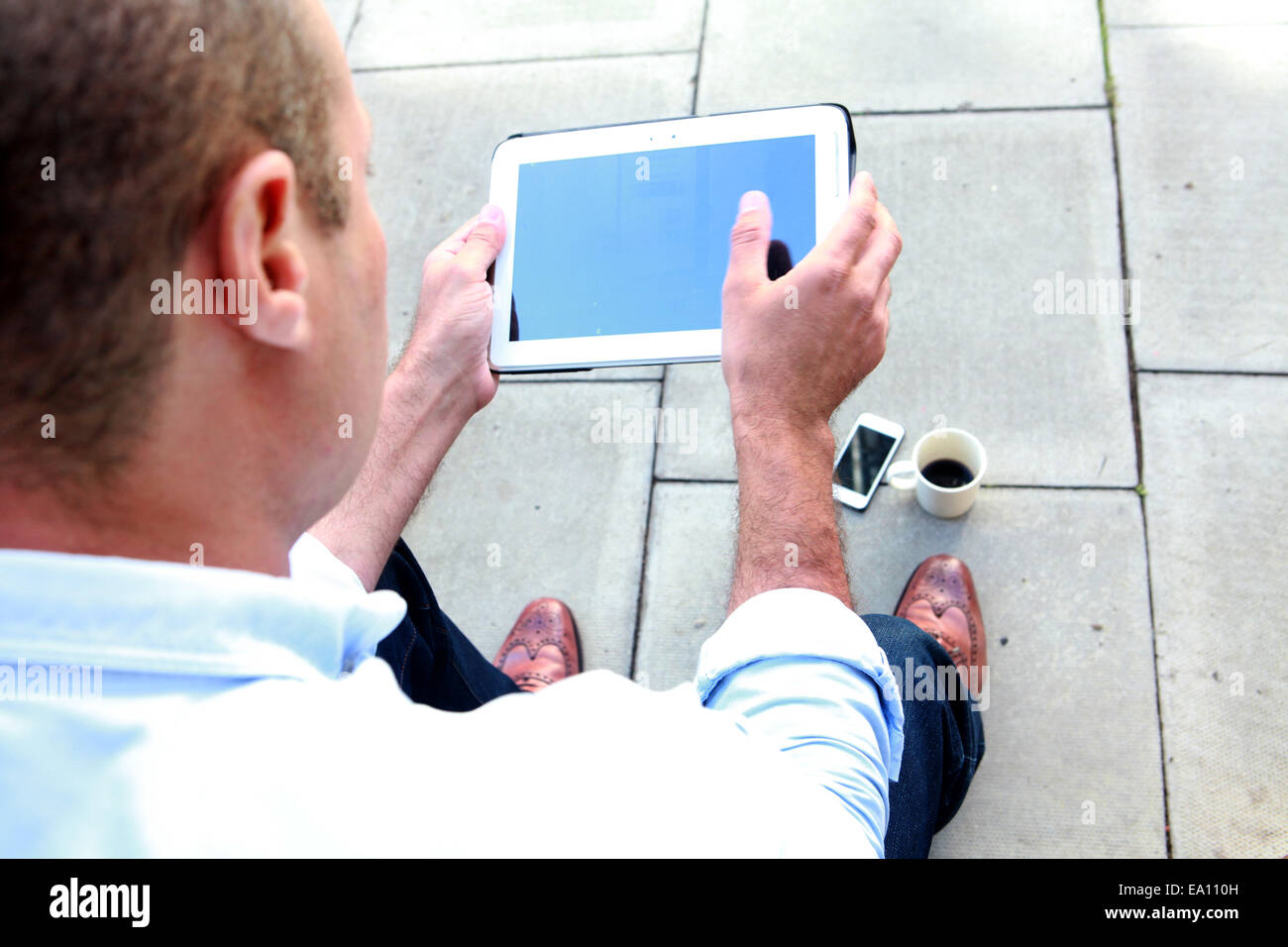 Schulter-Blick über männliche Architekt digital-Tablette auf Büro-Schritt Stockfoto