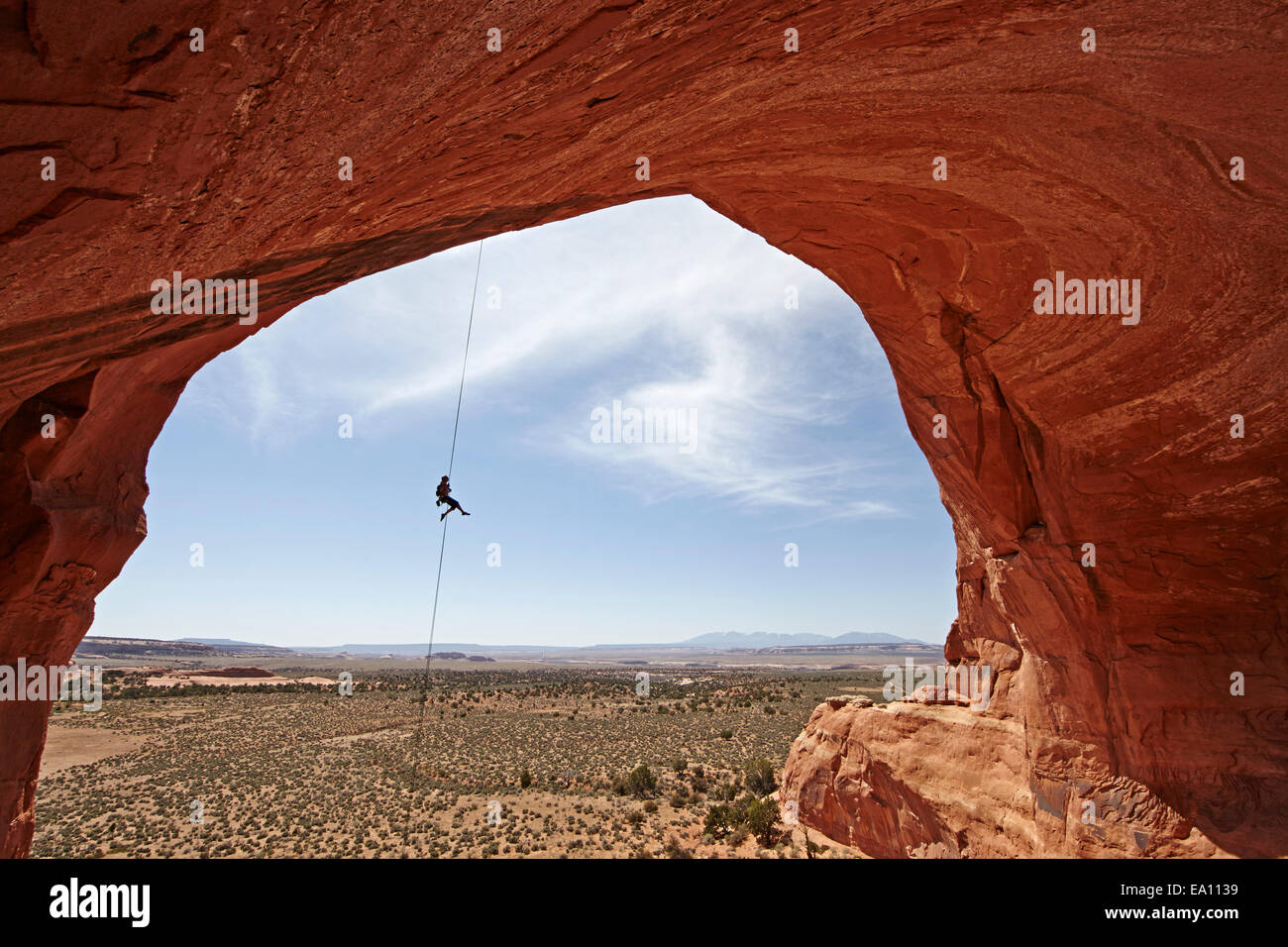 Frau Abseilen vom Bogen, Moab, Utah, USA Stockfoto