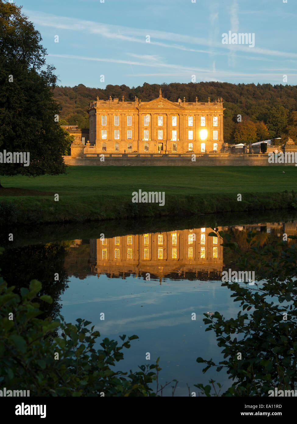 Chatsworth House, Derbyshire, UK, in der Dämmerung Stockfoto