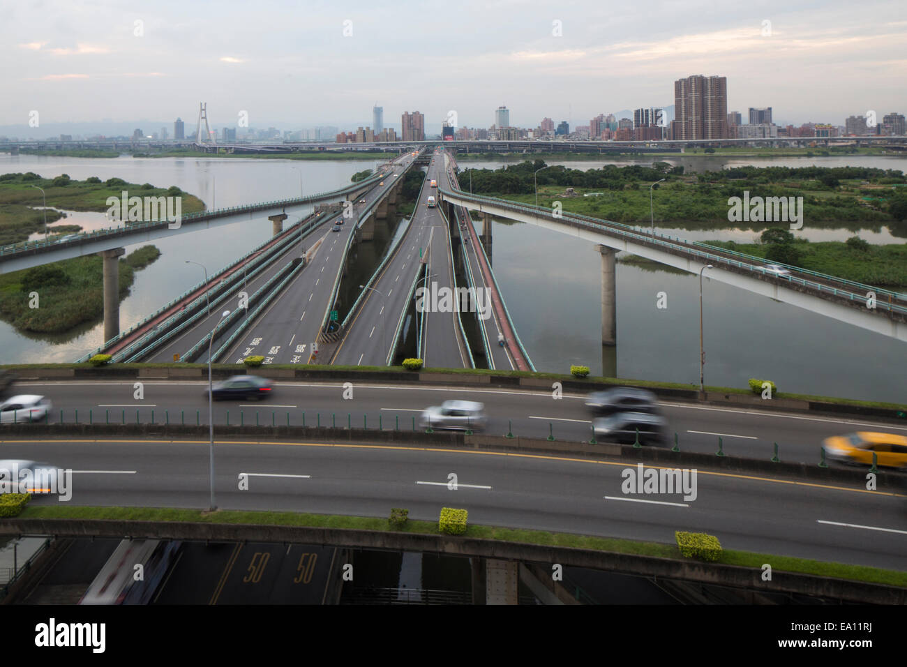 Verkehr auf Hochstraßen, Taipei, Taiwan, China Stockfoto