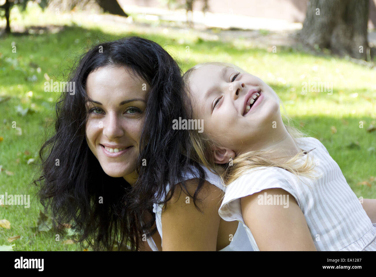 Lachen von Mutter und Tochter Stockfoto