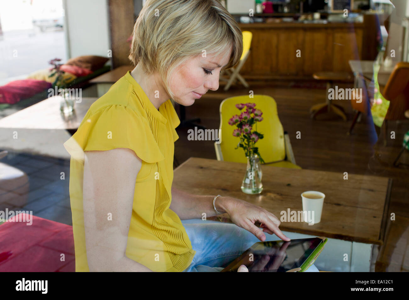 Mitte Erwachsene Frau mit digital-Tablette im café Stockfoto