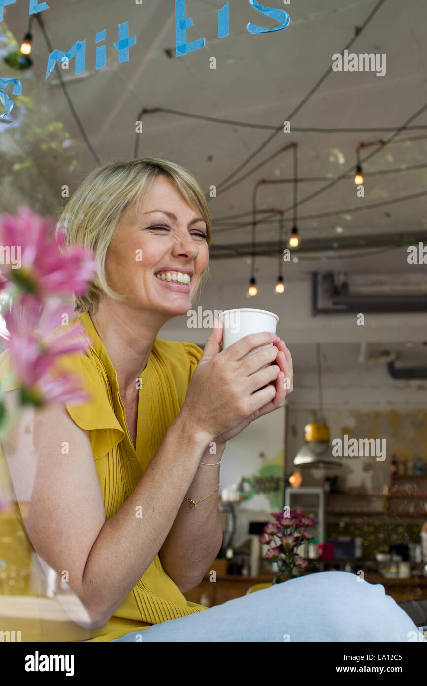 Mitte Erwachsene Frau mit Kaffee im café Stockfoto
