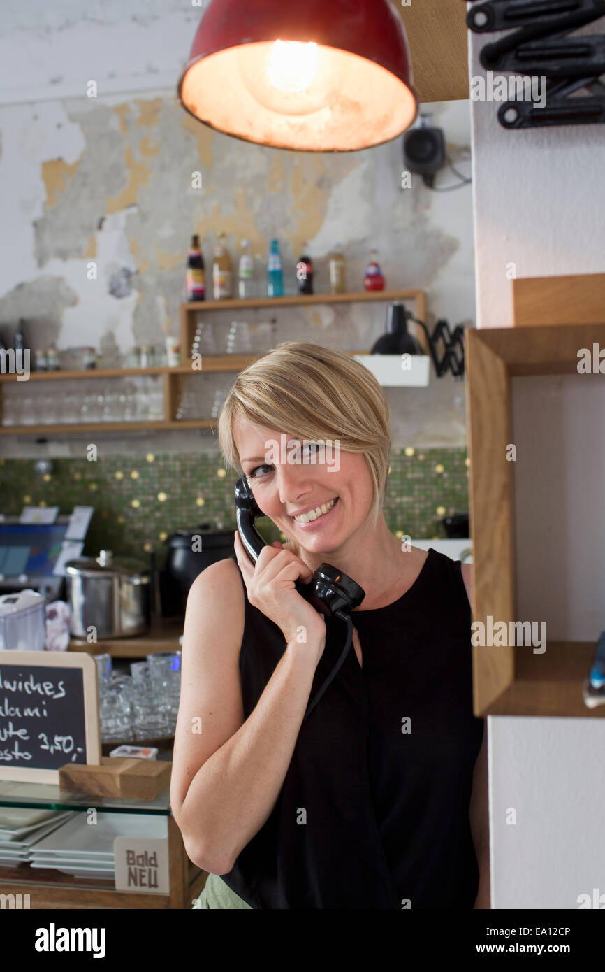 Mitte Erwachsene Frau am Telefon café Stockfoto