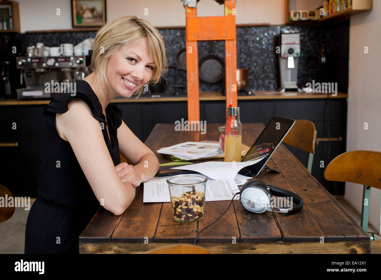 Mitte erwachsenen Frau in Café mit Papierkram Stockfoto