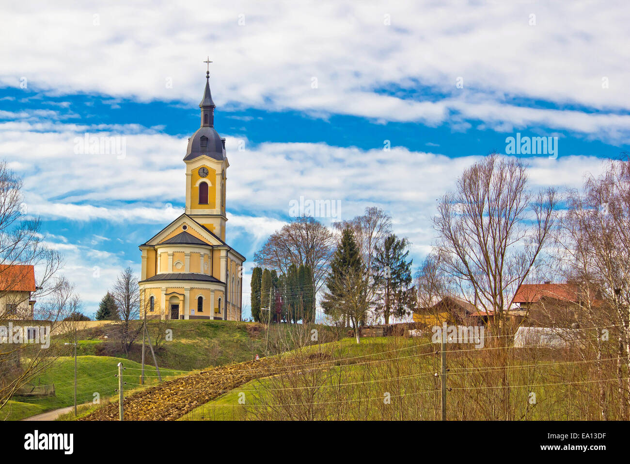 Katholische Kirche auf idyllischen Dorf Hügel Stockfoto