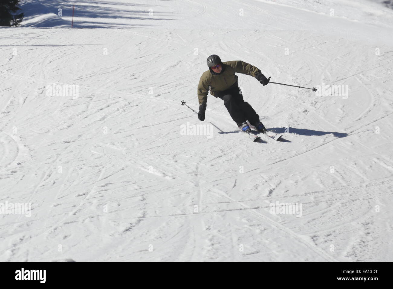 Mann auf Skipiste Stockfoto