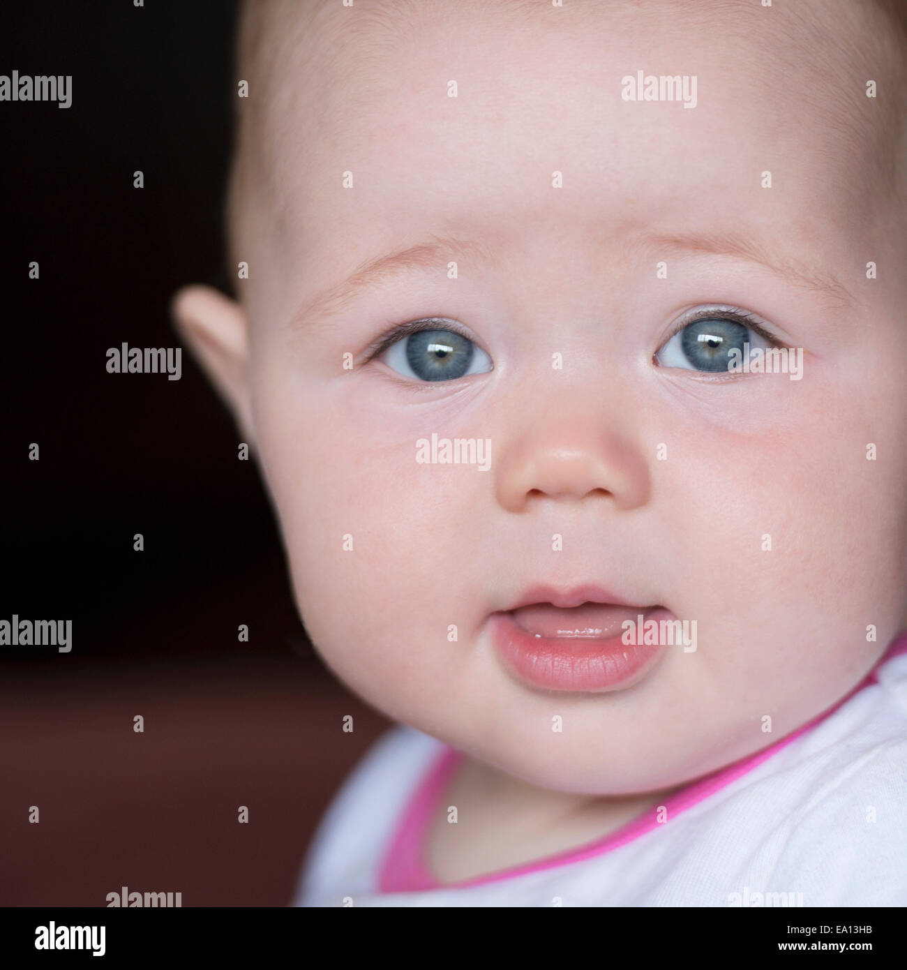 Porträt von Baby Mädchen im Alter von 11 Monaten hautnah Stockfoto