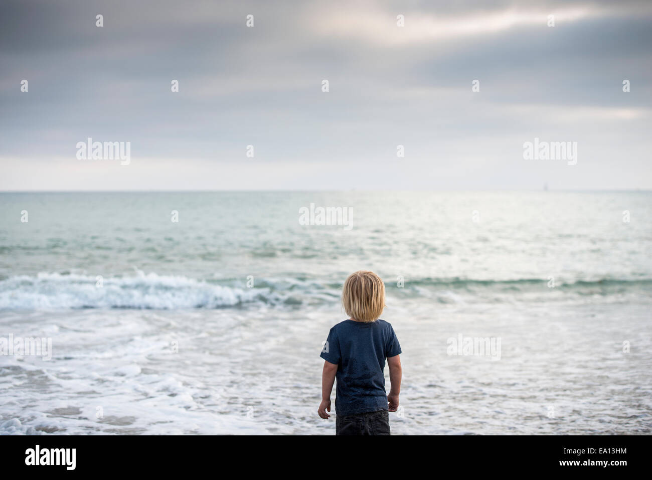 Rückansicht des jungen blicken aufs Meer, Dana Point, Kalifornien, USA Stockfoto