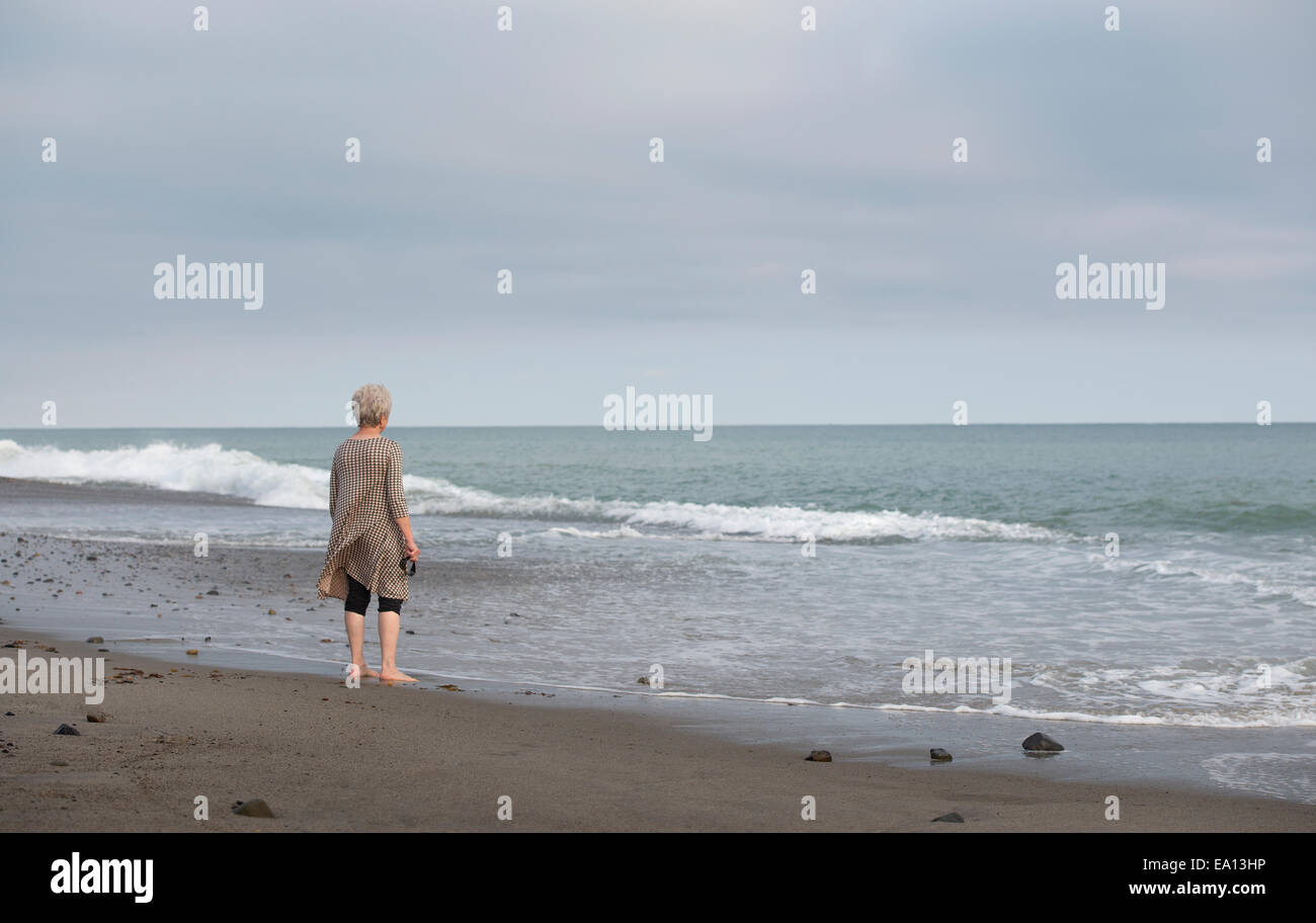 Rückansicht des senior Frau blicken aufs Meer, Dana Point, Kalifornien, USA Stockfoto