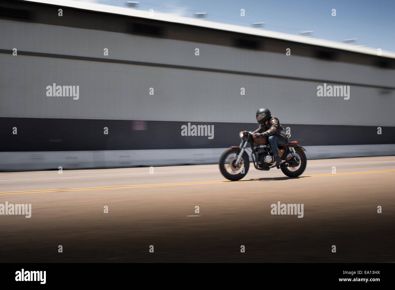 Verschwommenes Bild der Beschleunigung männlichen Motorradfahrer Stockfoto