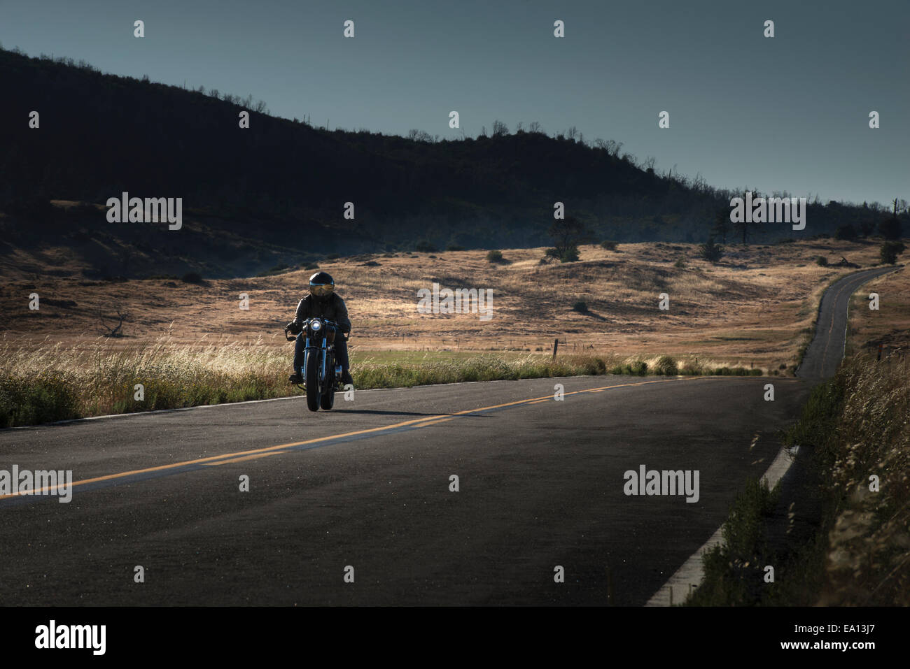 Mitte erwachsenen männlichen Motorradfahrer auf der Autobahn fahren Stockfoto