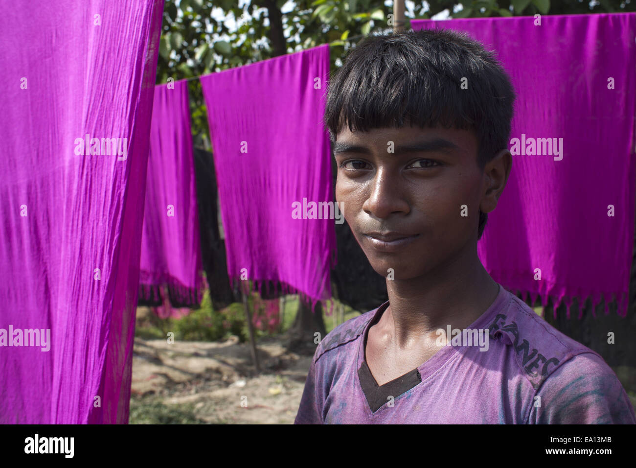 Narayangonj, Bangladesch. 5. November 2014. Ein Junge gefärbte Tücher unter Sonne trocknen, hilft er Familienunternehmen. Dorfbewohner in Bangladesch Hand gefärbte Kleidung Geschäfte zu machen. Kleinkredit nehmen sie sammeln, roh Tücher aus Fabrik, nachdem gefärbt sie unter Sonne getrocknet und dann verkaufen sie im Markt und sie sind jetzt stabil. © Zakir Hossain Chowdhury/ZUMA Draht/Alamy Live-Nachrichten Stockfoto