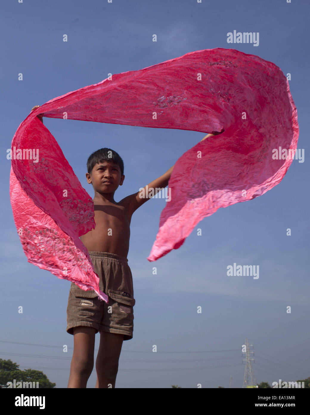 5. November 2014 - Narayangonj, Bangladesch - hilft ein Junge gefärbte Tücher unter Sonne trocknen, er Familienunternehmen... Dorfbewohner in Bangladesch Hand gefärbte Kleidung Geschäfte zu machen. Kleinkredit nehmen sie sammeln, roh Tücher aus Fabrik, nachdem gefärbt sie unter Sonne getrocknet und dann verkaufen sie im Markt und sie sind jetzt stabil. (Kredit-Bild: © Zakir Hossain Chowdhury/ZUMA Draht) Stockfoto