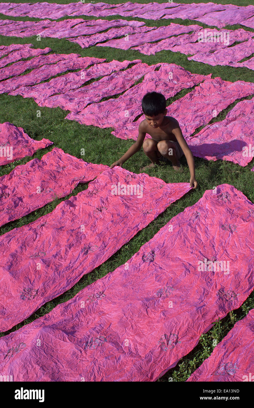 5. November 2014 - Narayangonj, Bangladesch - hilft ein Junge gefärbte Tücher unter Sonne trocknen, er Familienunternehmen... Dorfbewohner in Bangladesch Hand gefärbte Kleidung Geschäfte zu machen. Kleinkredit nehmen sie sammeln, roh Tücher aus Fabrik, nachdem gefärbt sie unter Sonne getrocknet und dann verkaufen sie im Markt und sie sind jetzt stabil. (Kredit-Bild: © Zakir Hossain Chowdhury/ZUMA Draht) Stockfoto