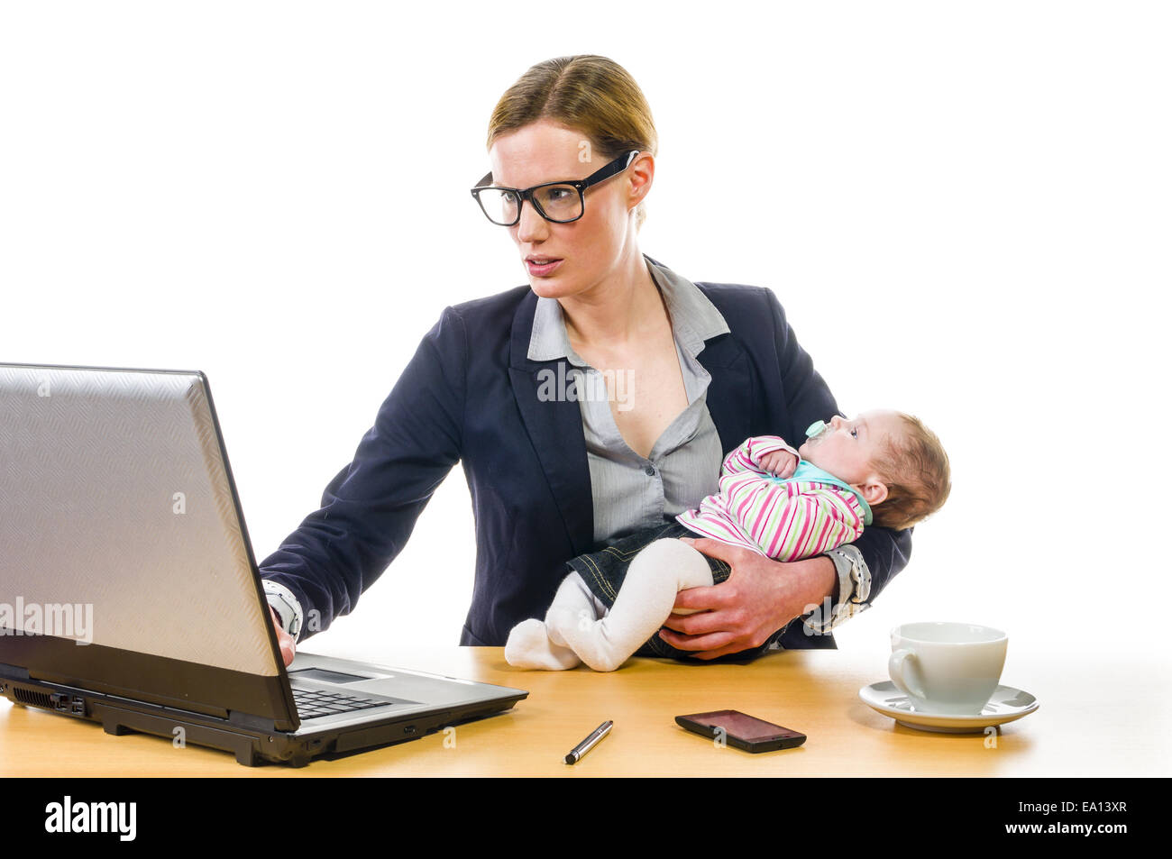 Geschäftsfrau mit Baby und PC Stockfoto
