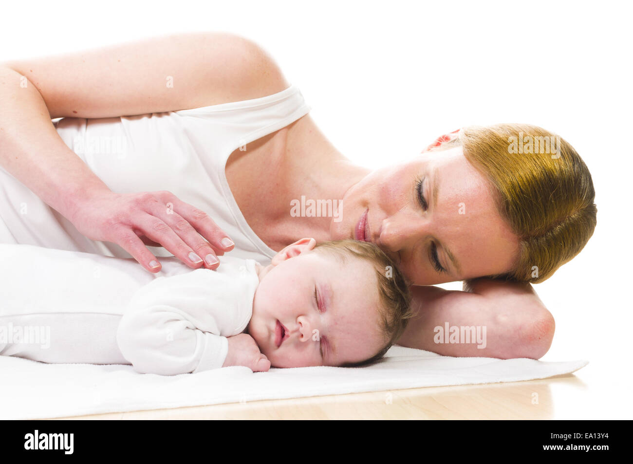Neugeborene schlafen mit Mutter Stockfoto