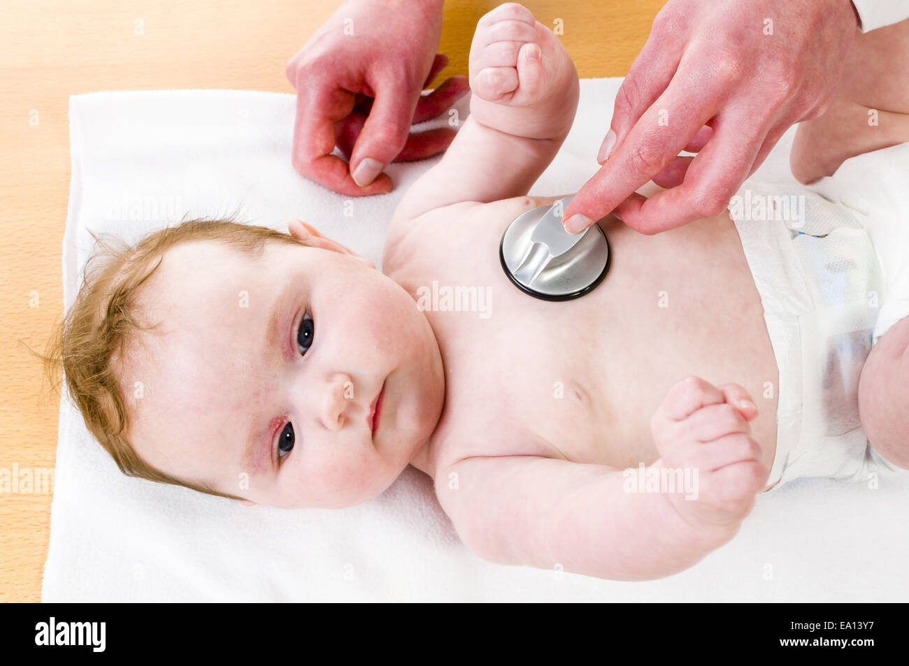 Stethoskop Herzschlag des Babys hören Stockfoto