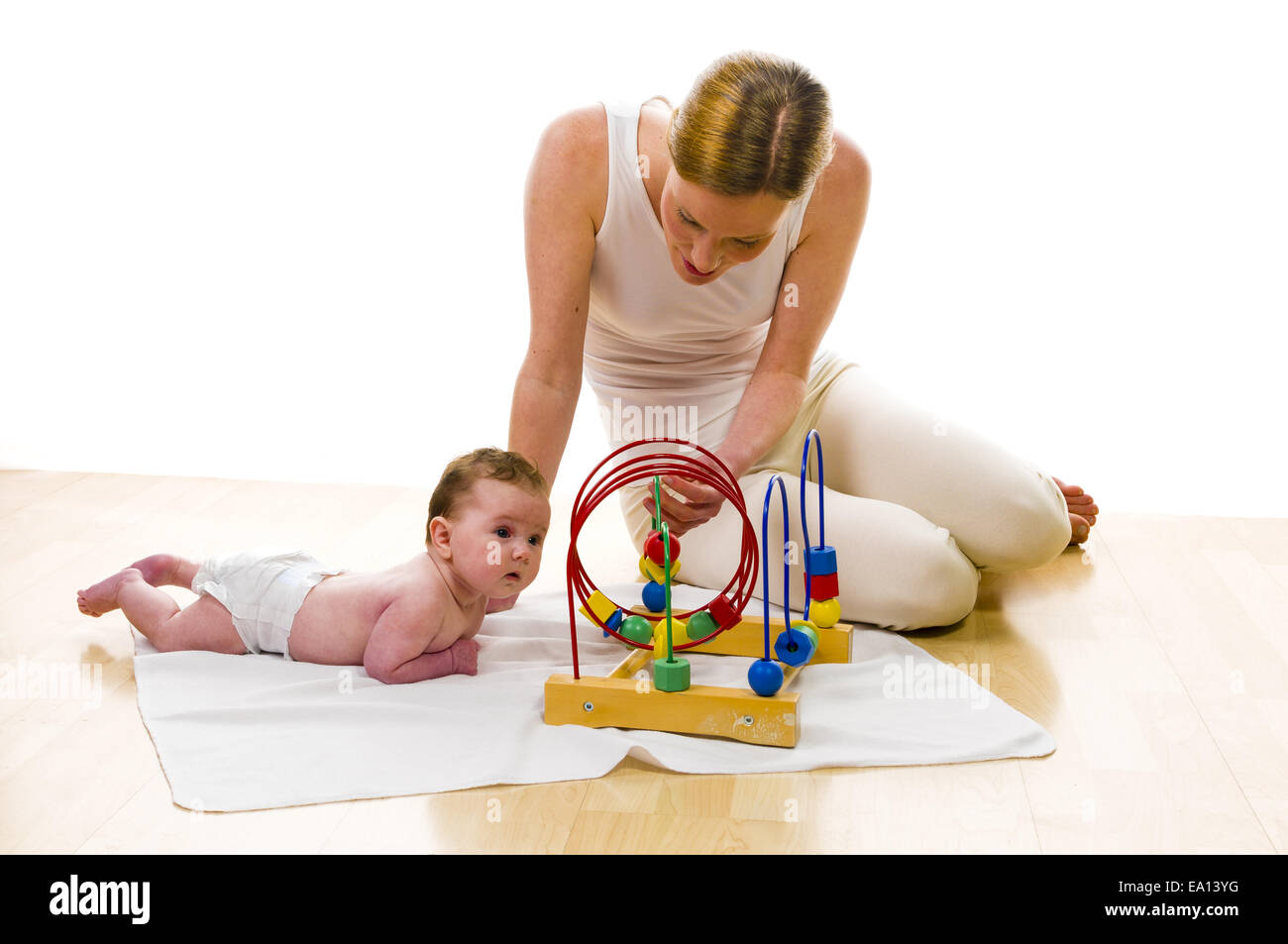 Mama Playling mit Neugeborenen Stockfoto