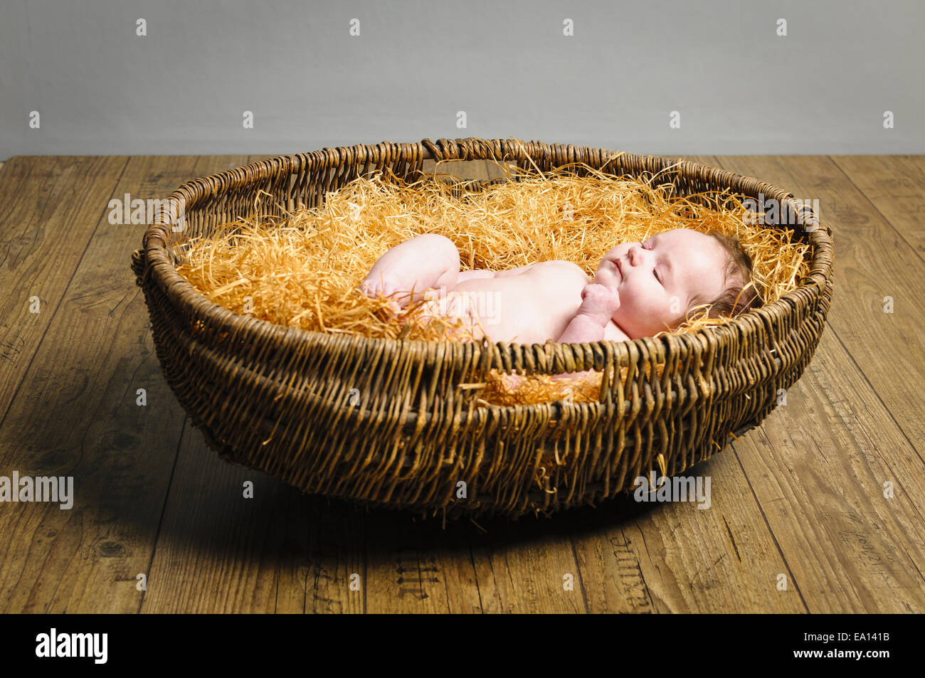 Baby Im Weidenkorb Stockfoto