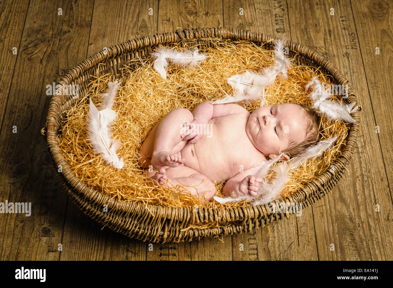 Baby Im Weidenkorb Stockfoto