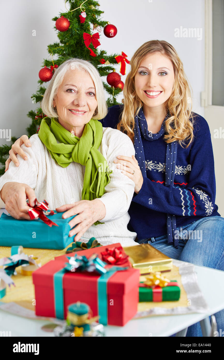 Glückliche Frau mit lächelnden senior Mutter und Geschenk für Weihnachten Stockfoto