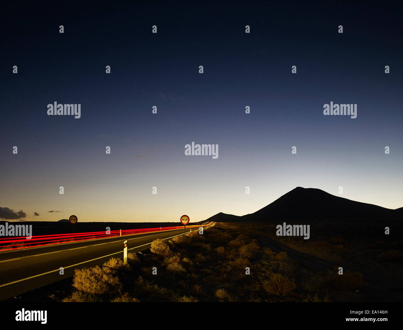 Autobahn Rücklicht Wanderwege im Morgengrauen, Lanzarote, Spanien Stockfoto