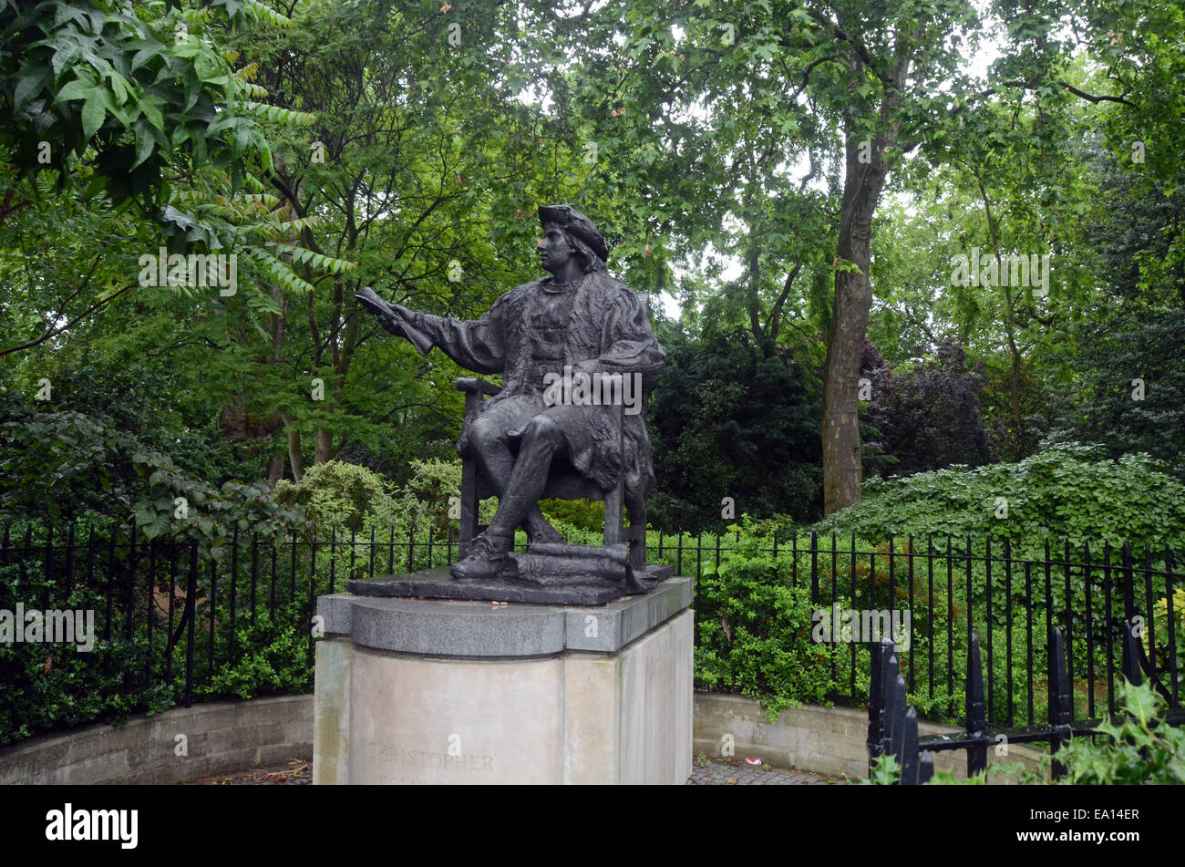 London, UK, 5. November 2014, im südlichen Ecke Belgrave Square sitzt Bronzestatue eher jugendlich Christopher Columbus holding gerollt maritime Diagramm Blick nach Westen in Richtung Americas.statue,a Gabe Menschen Spanien, wurde geformt durch Tomas Bañuelos 1992 auf Portland steinernen Sockel mit zwei schmalen grauen Granit Bands montiert ist. Es ist gewidmet "in alle Völker Amerikas Gedenken 500. Jahrestag zur Begegnung zweier Welten - Verweis auf Columbus' Expedition nach Amerika 1492 Anspruch Territorium im Namen Spaniens. Stockfoto