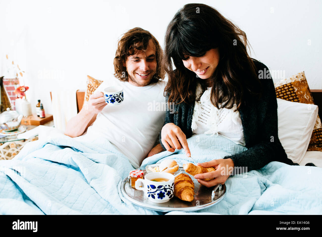 Paar beim Frühstück im Bett Stockfoto