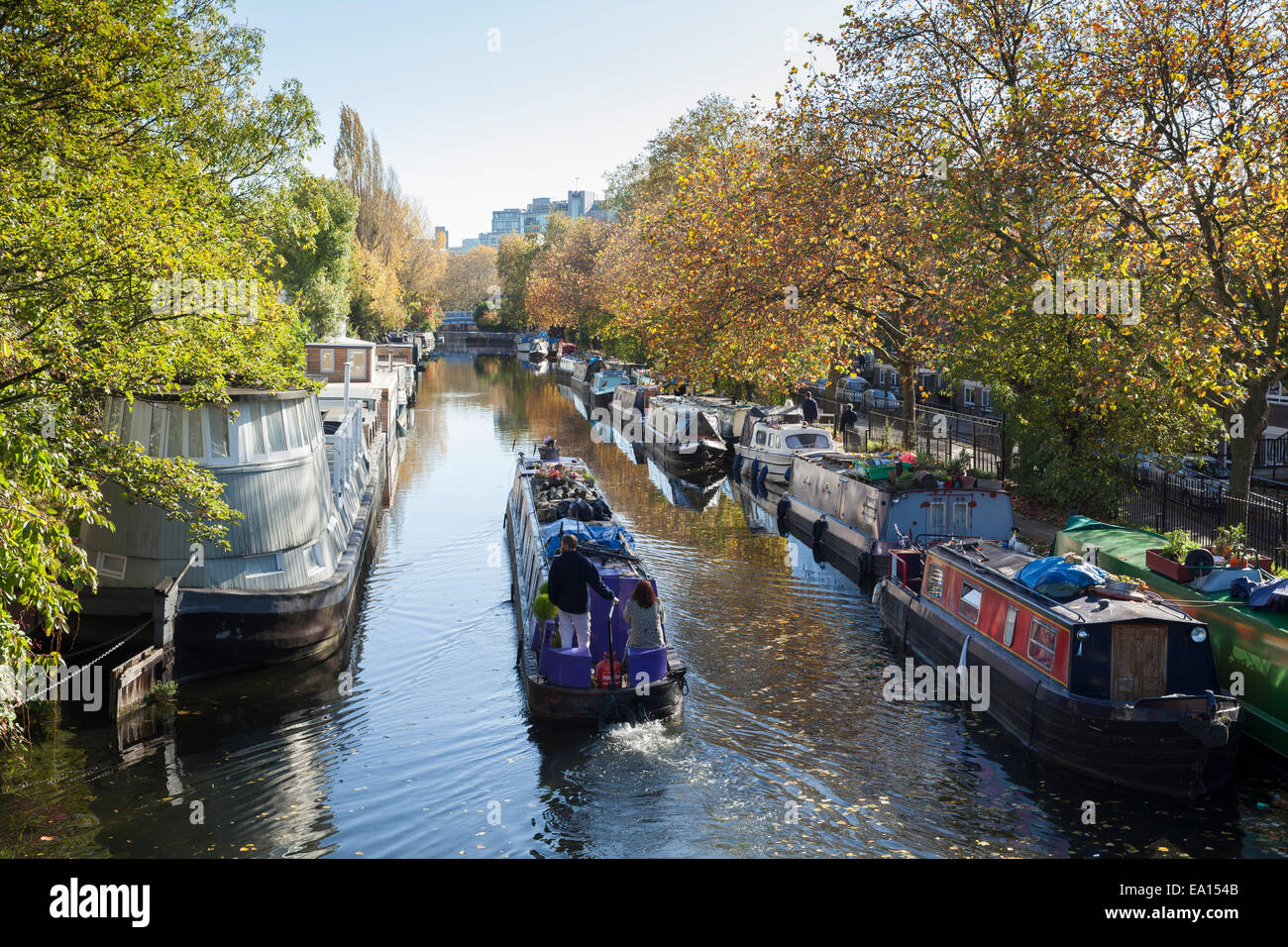 Kanalboote vertäut an Klein-Venedig, London, England, UK Stockfoto