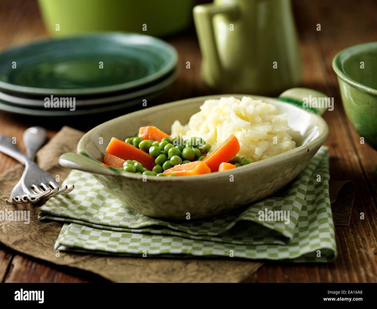 Maris Piper Kartoffelpüree, Erbsen und Karotten Stockfoto