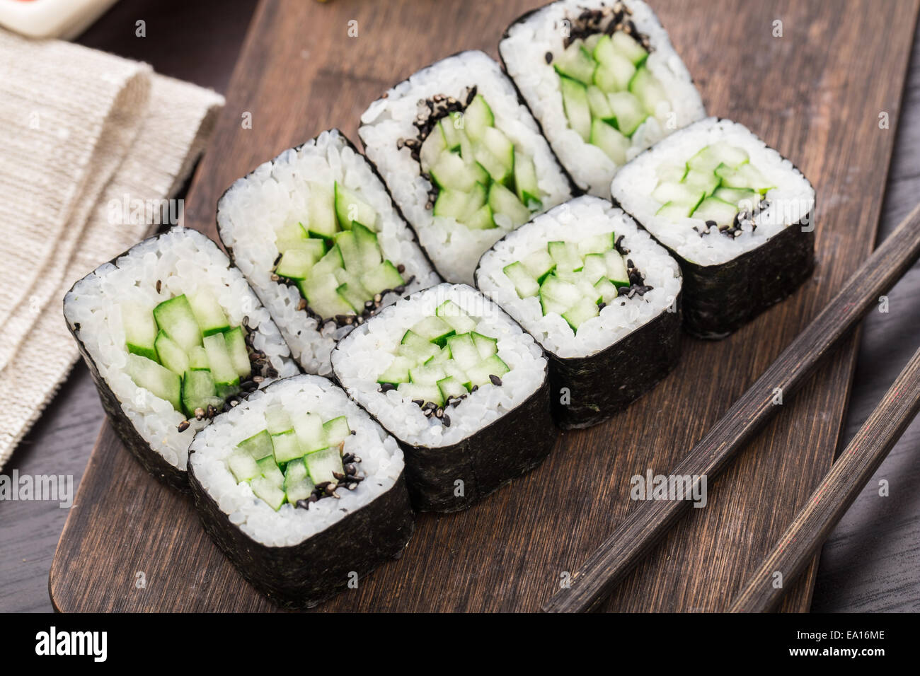 Sushi-Rollen mit Gurke und Sesam-Samen Stockfoto