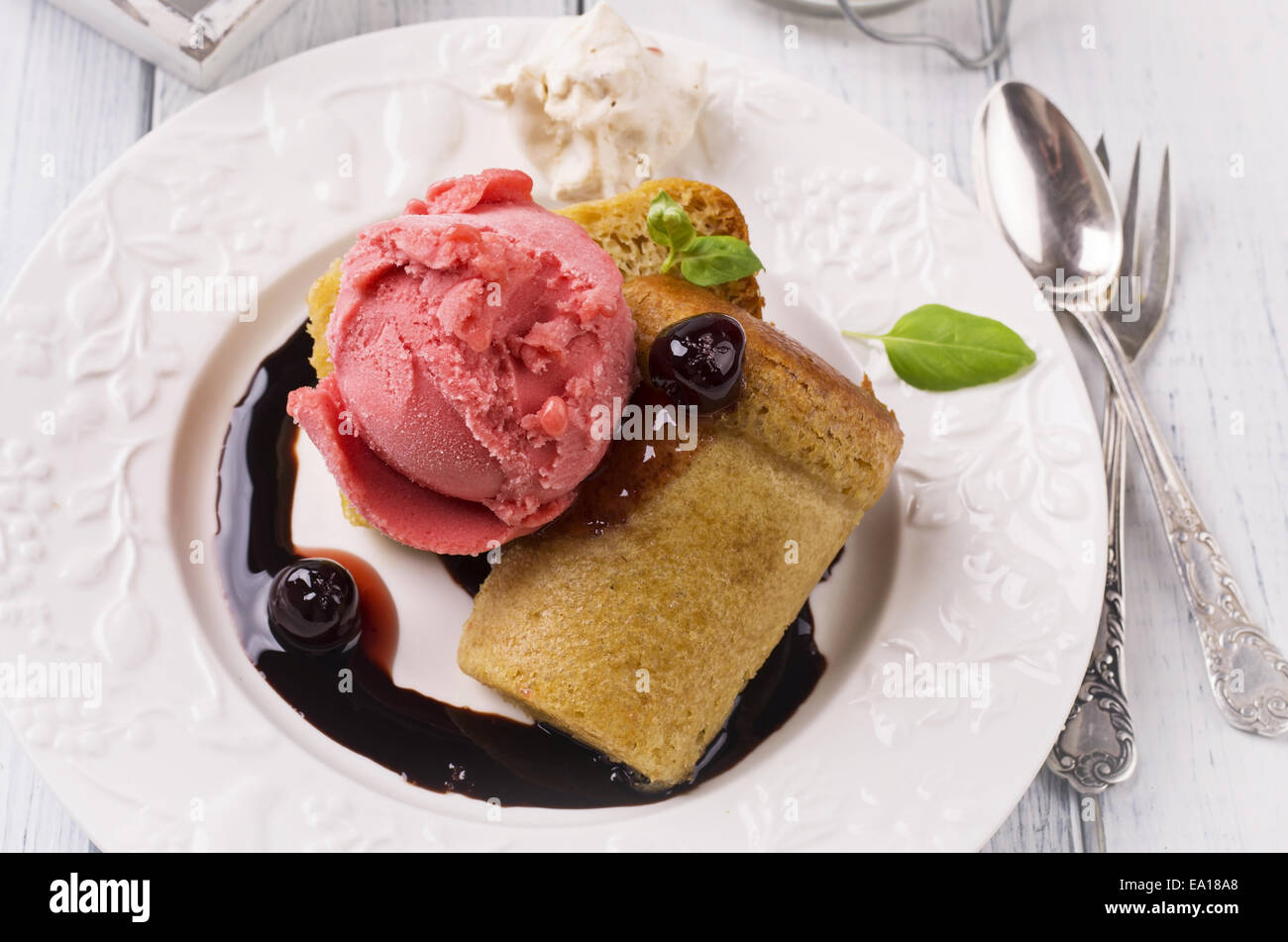 Baba Au Rhum mit Eis Stockfoto