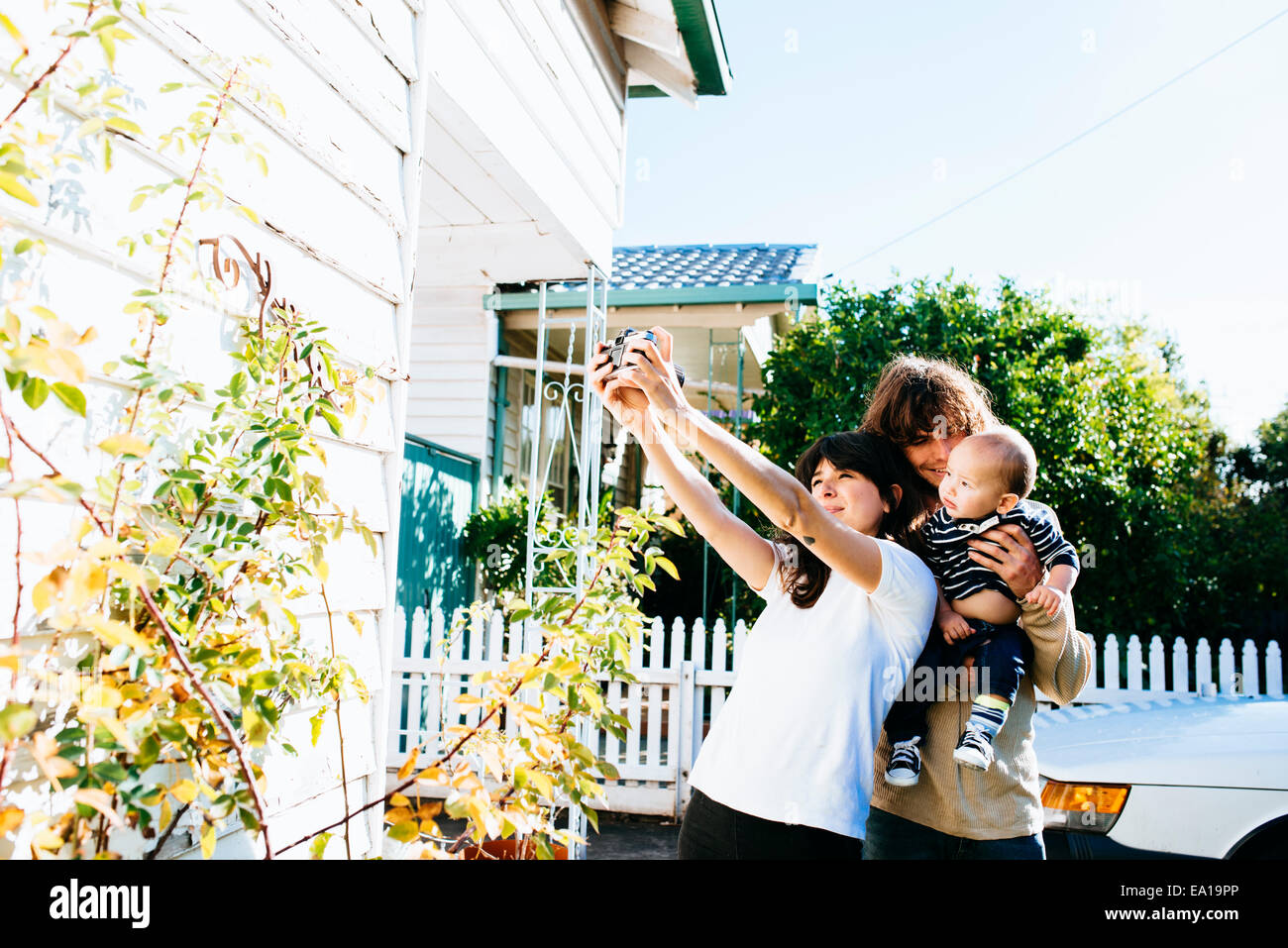 Frau, die Familie Selfie an der Vorderseite des Hauses Stockfoto