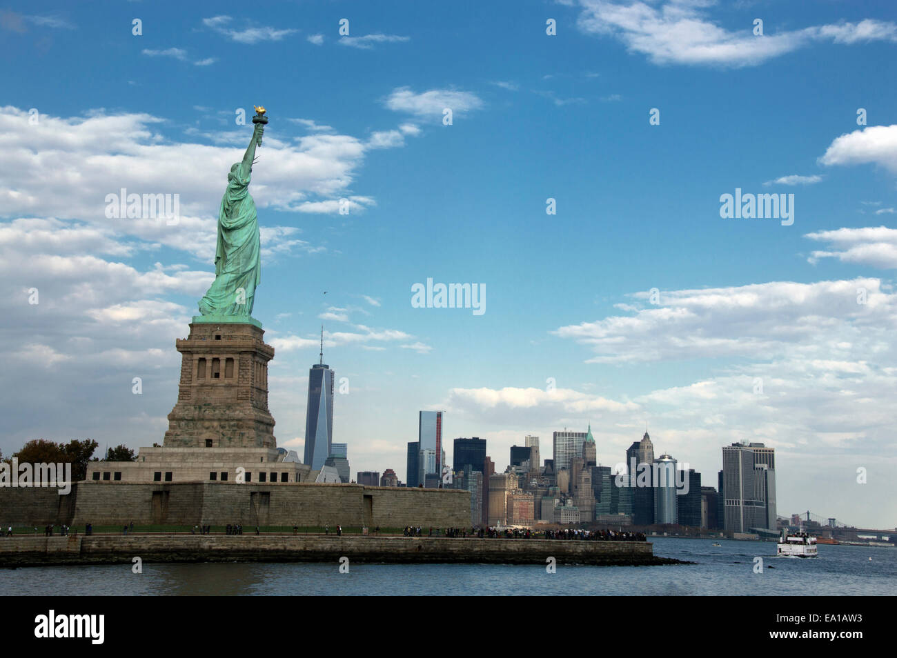 Freiheitsstatue gegen Lower Manhattan. Stockfoto