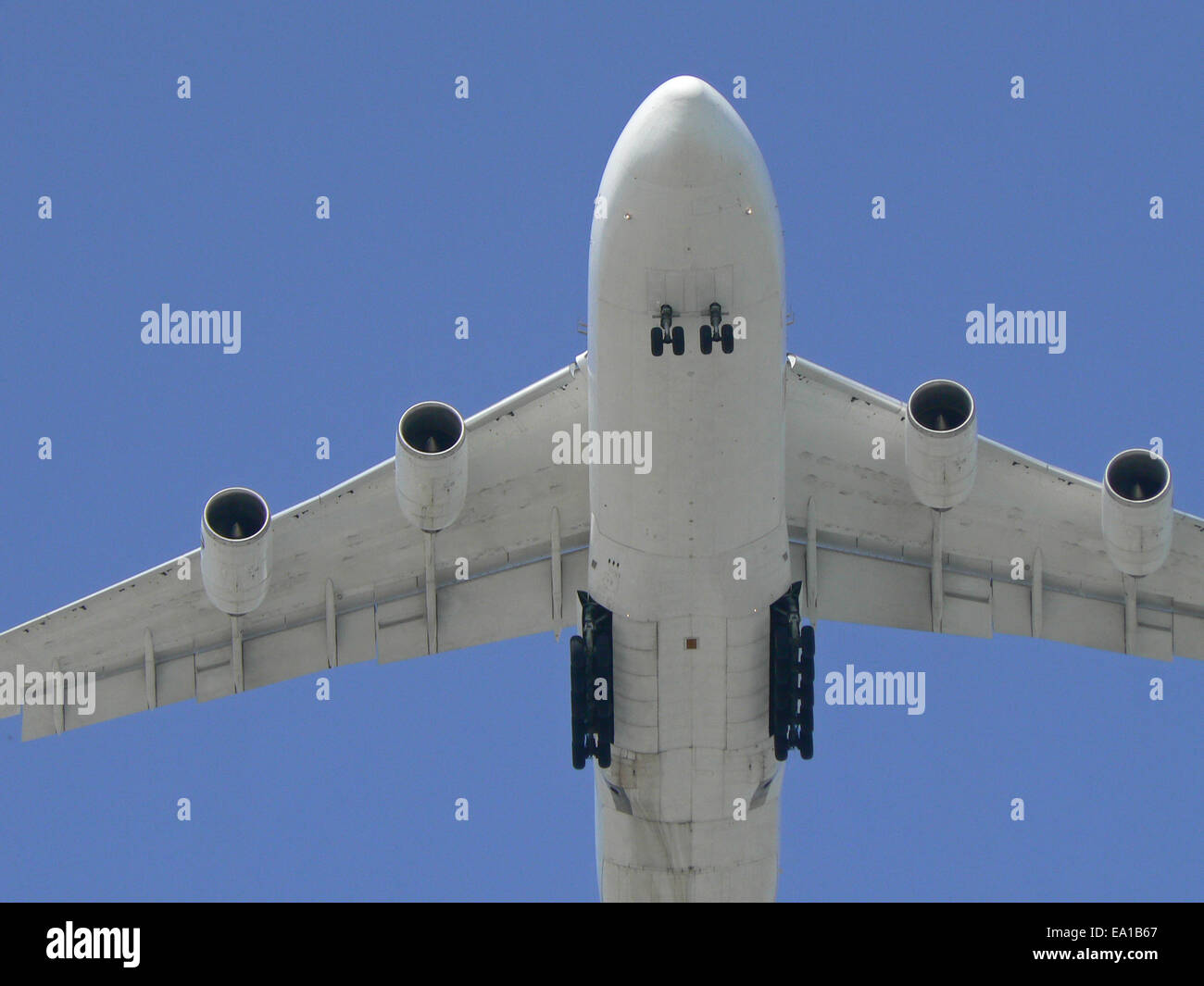 Fahrwerk eines Flugzeugs zeigt das Fahrwerk absteigend Stockfoto