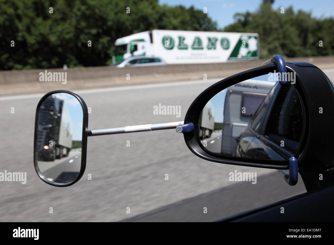 Rückspiegel mit Erweiterung für das fahren mit einem Anhänger Stockfoto