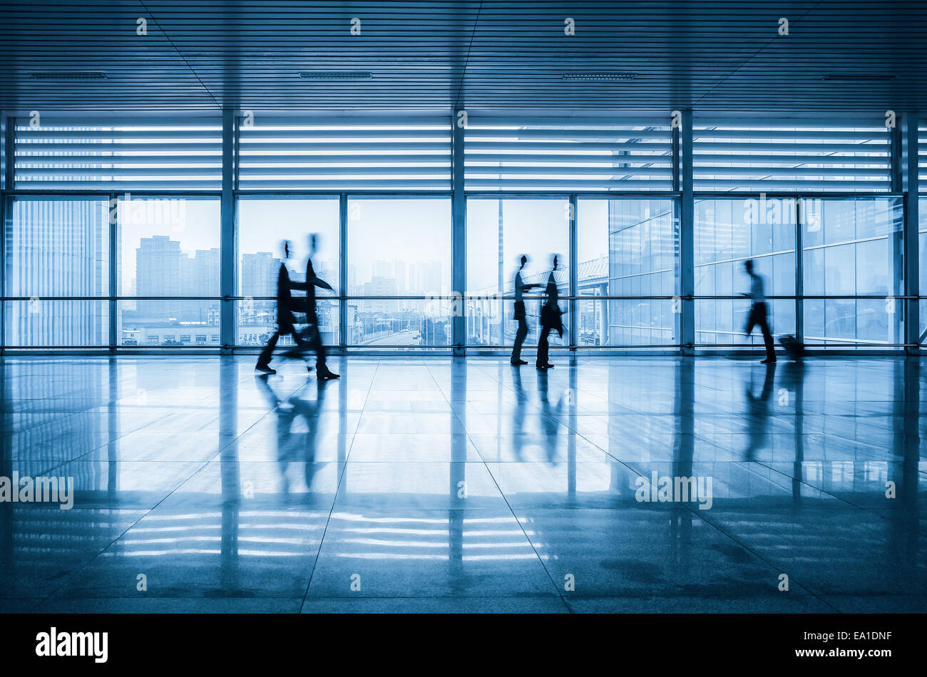 Passagieren Bewegungsunschärfe in modernen Korridor Stockfoto