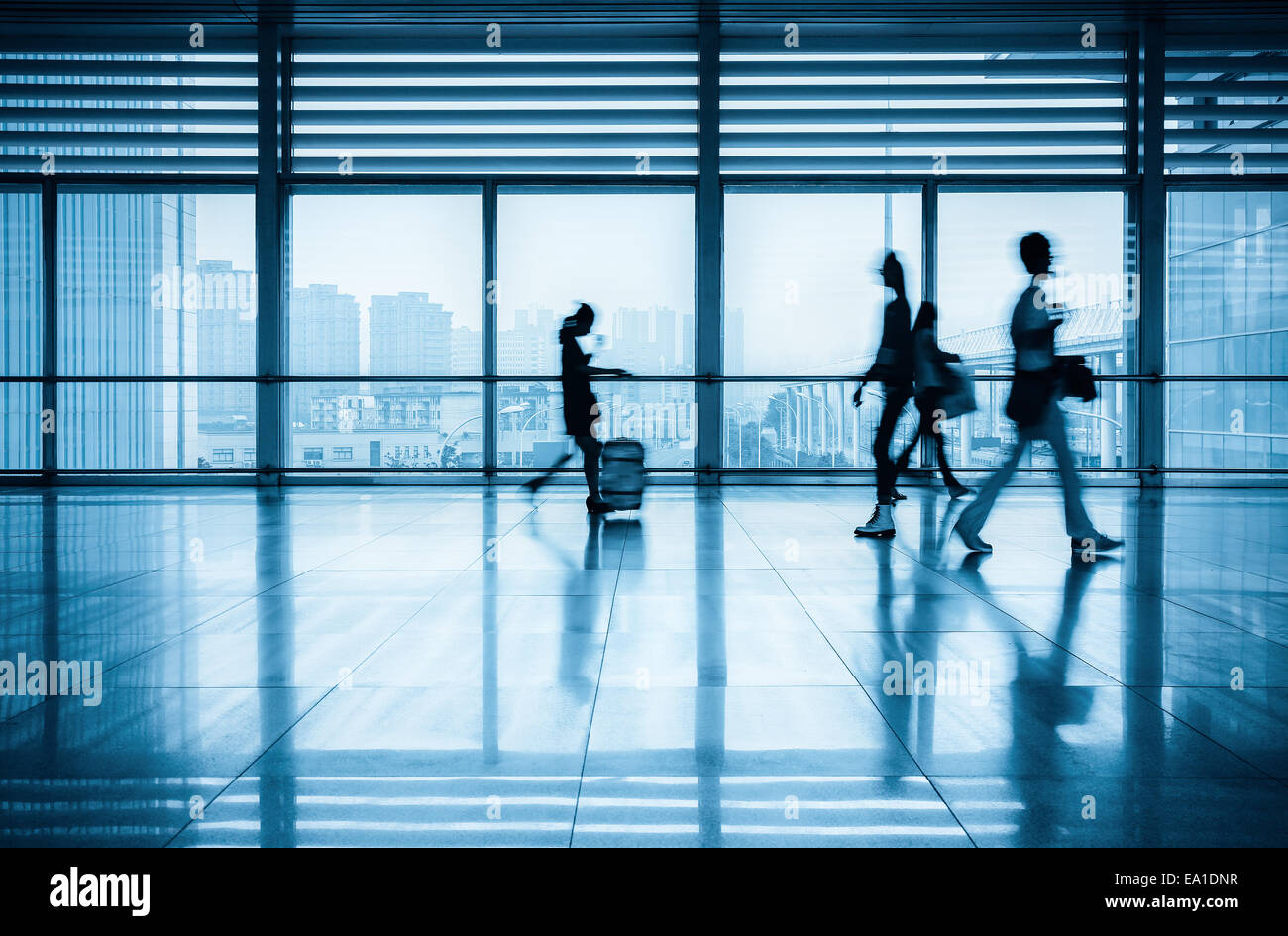 Passagieren Bewegungsunschärfe in modernen Korridor Stockfoto