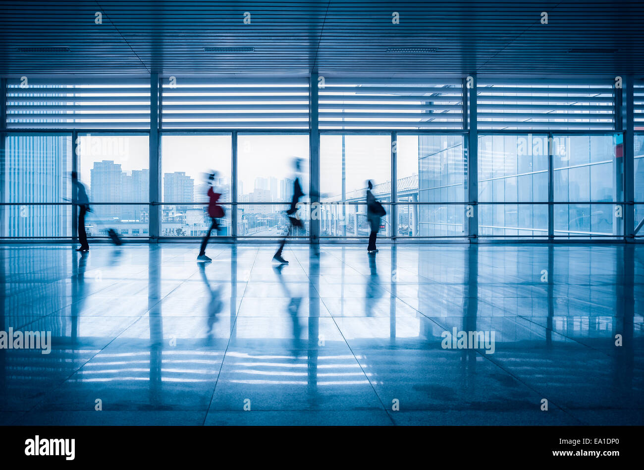 Pendler-Bewegung verwischt in modernen Korridor Stockfoto