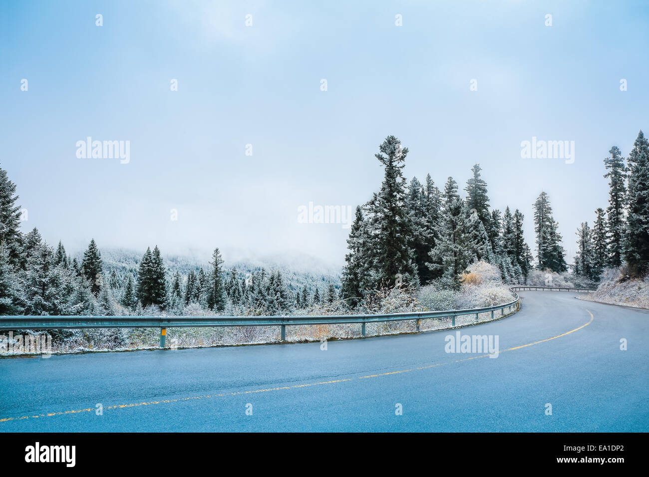 Winter-Straße im Schneewetter Stockfoto