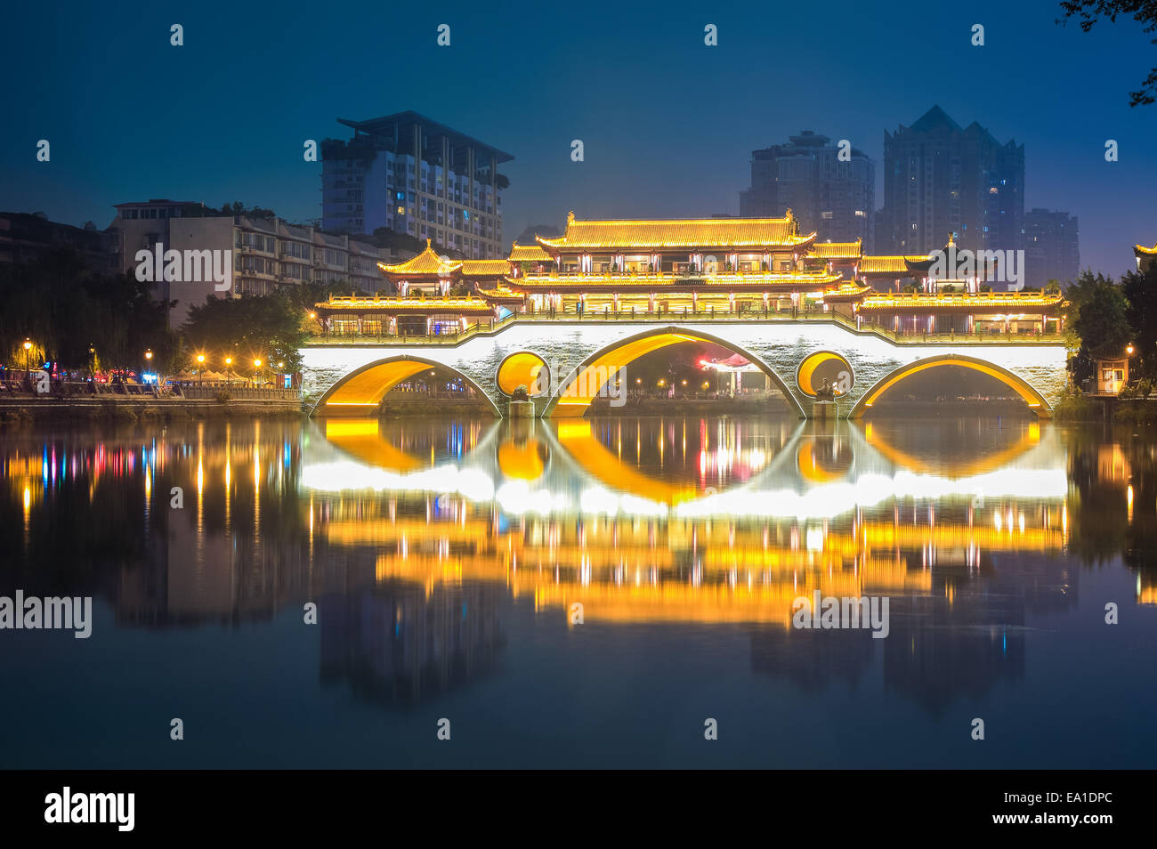 Chengdu alte Brücke in der Nacht Stockfoto