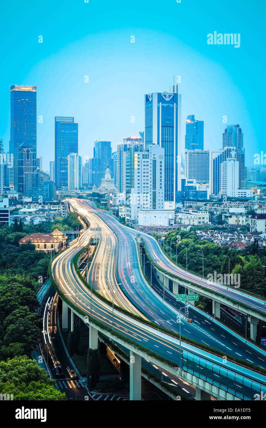 Hochstraße und moderne Stadt Stockfoto