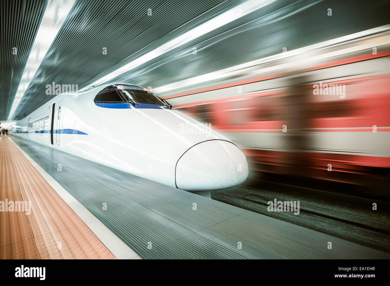 moderne high-Speed-Zug passieren station Stockfoto