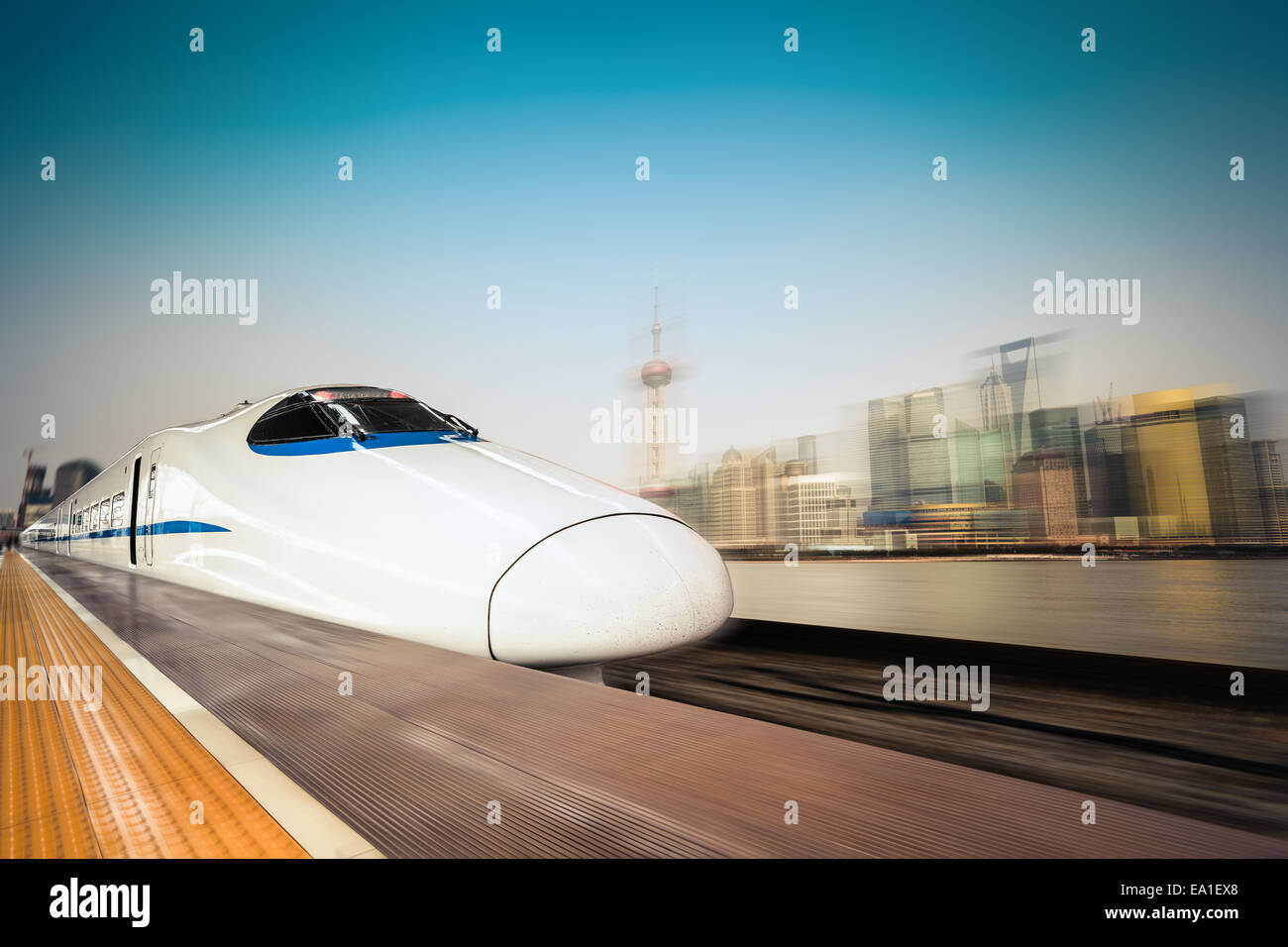 High-Speed-Zug und modernen städtischen Hintergrund Stockfoto