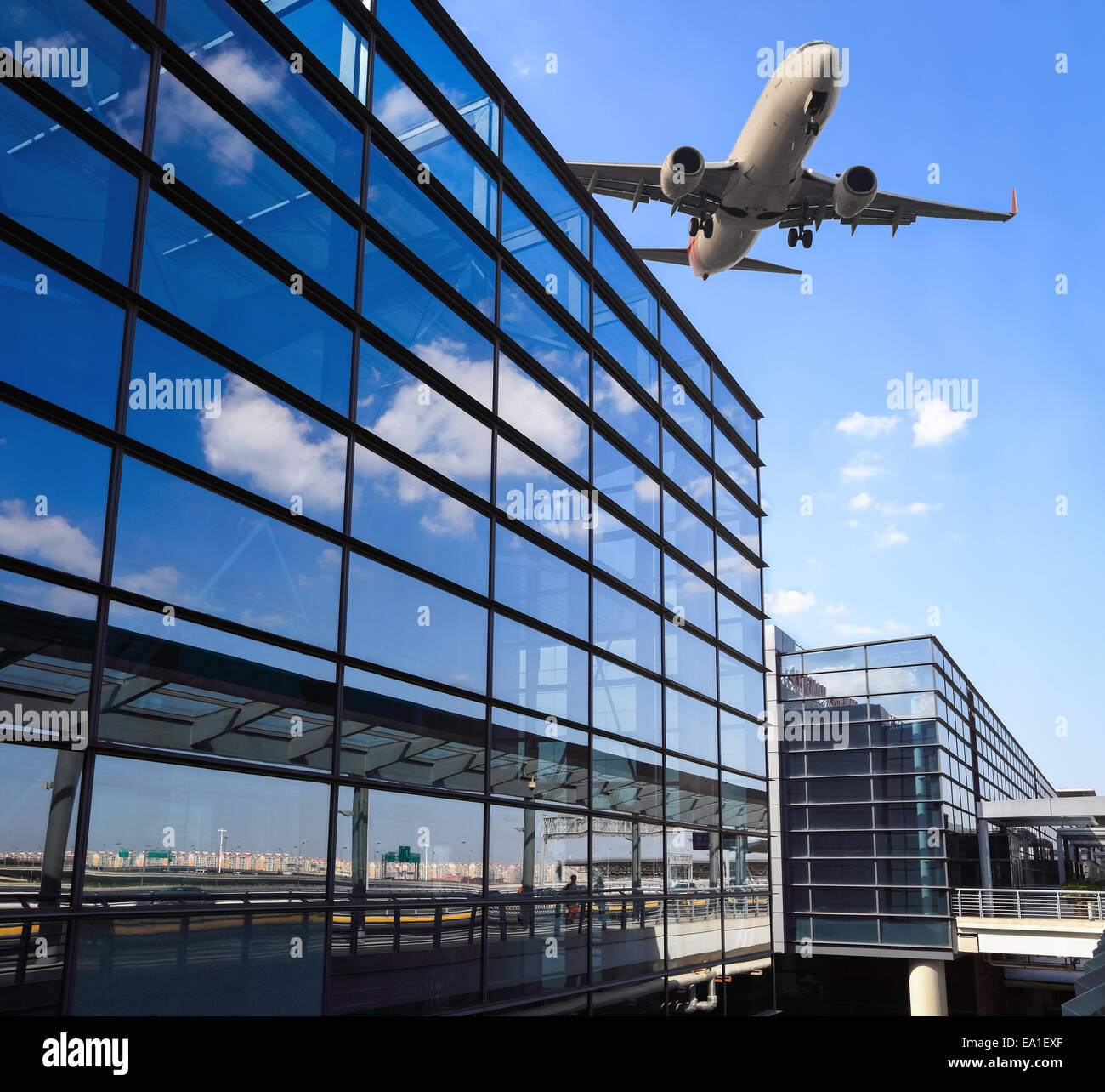 Flugzeug und Flughafen-terminal-Gebäude Stockfoto